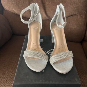 Windsor Gallery silver glitter heels